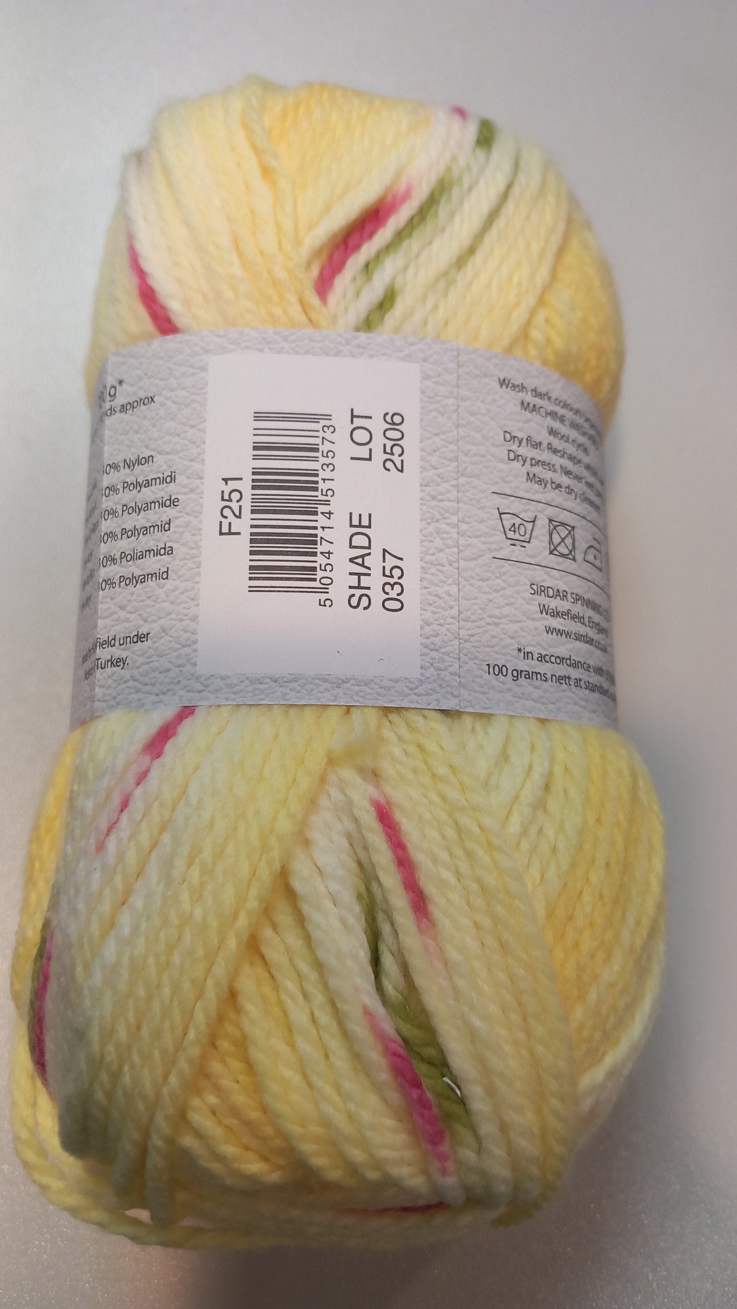 Knitting yarn in rose - texture detail