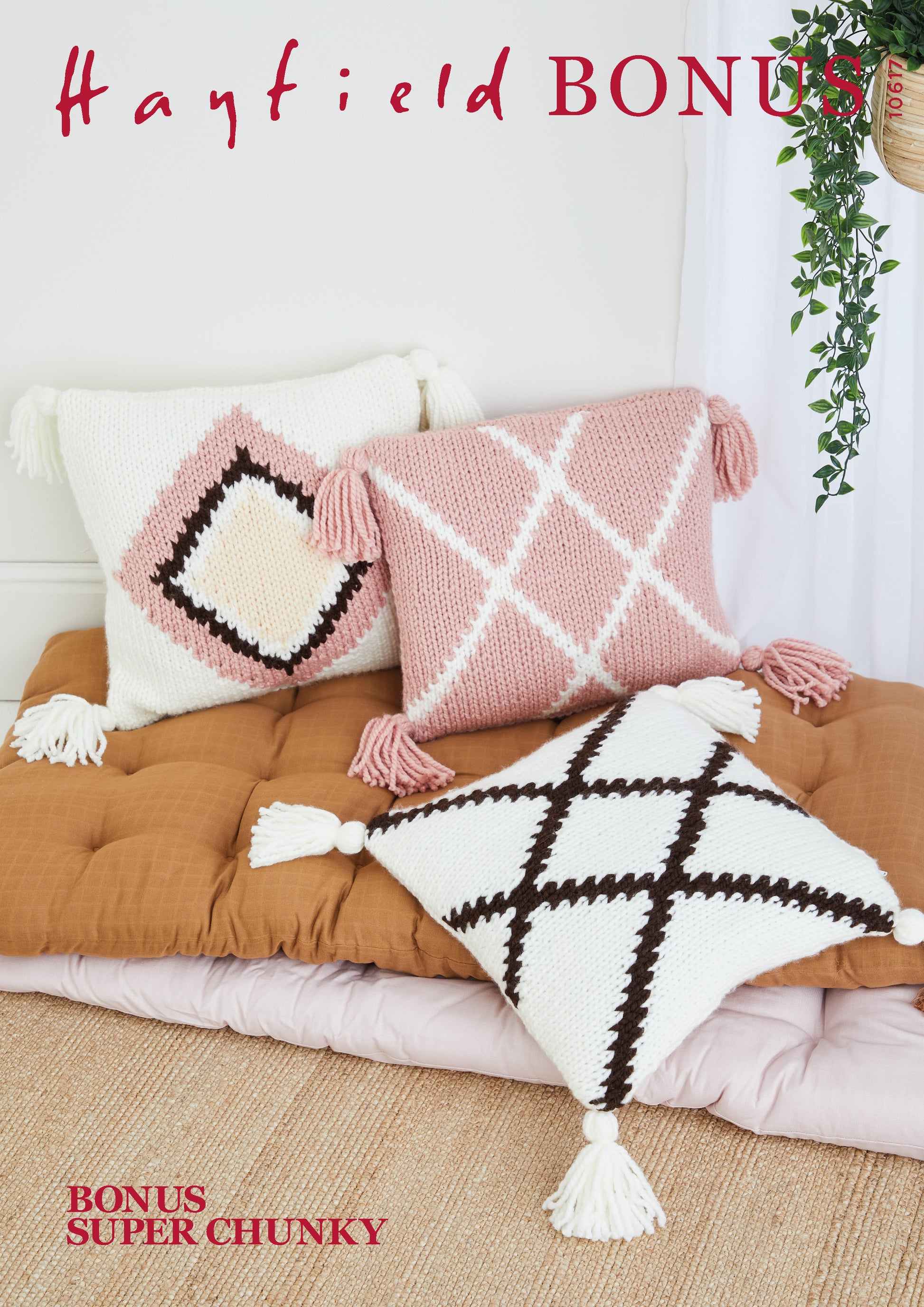 Sirdar Pattern 10617 - F032 Diamond Tassle Cushions - Product image