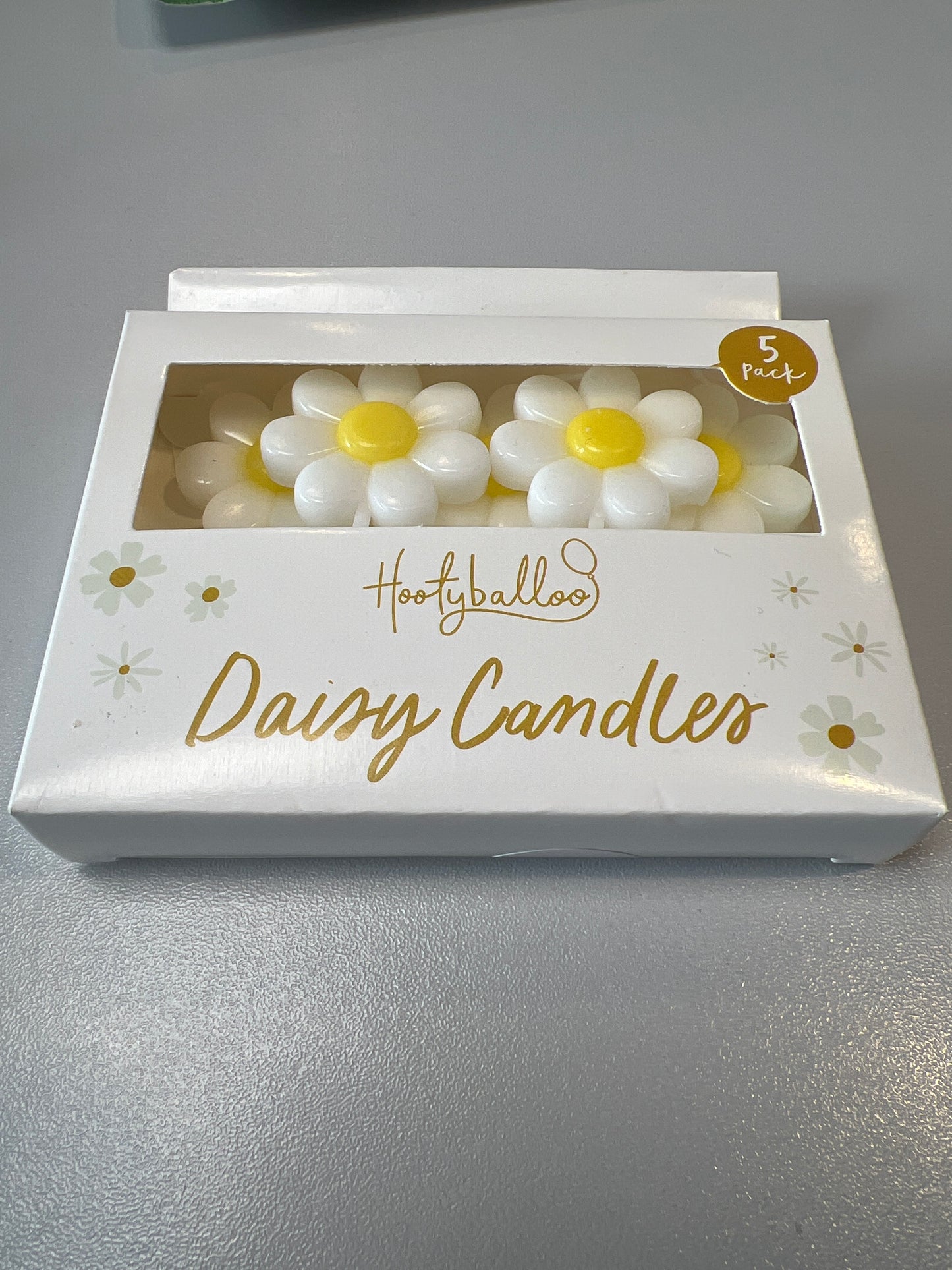 Daisy cake candles