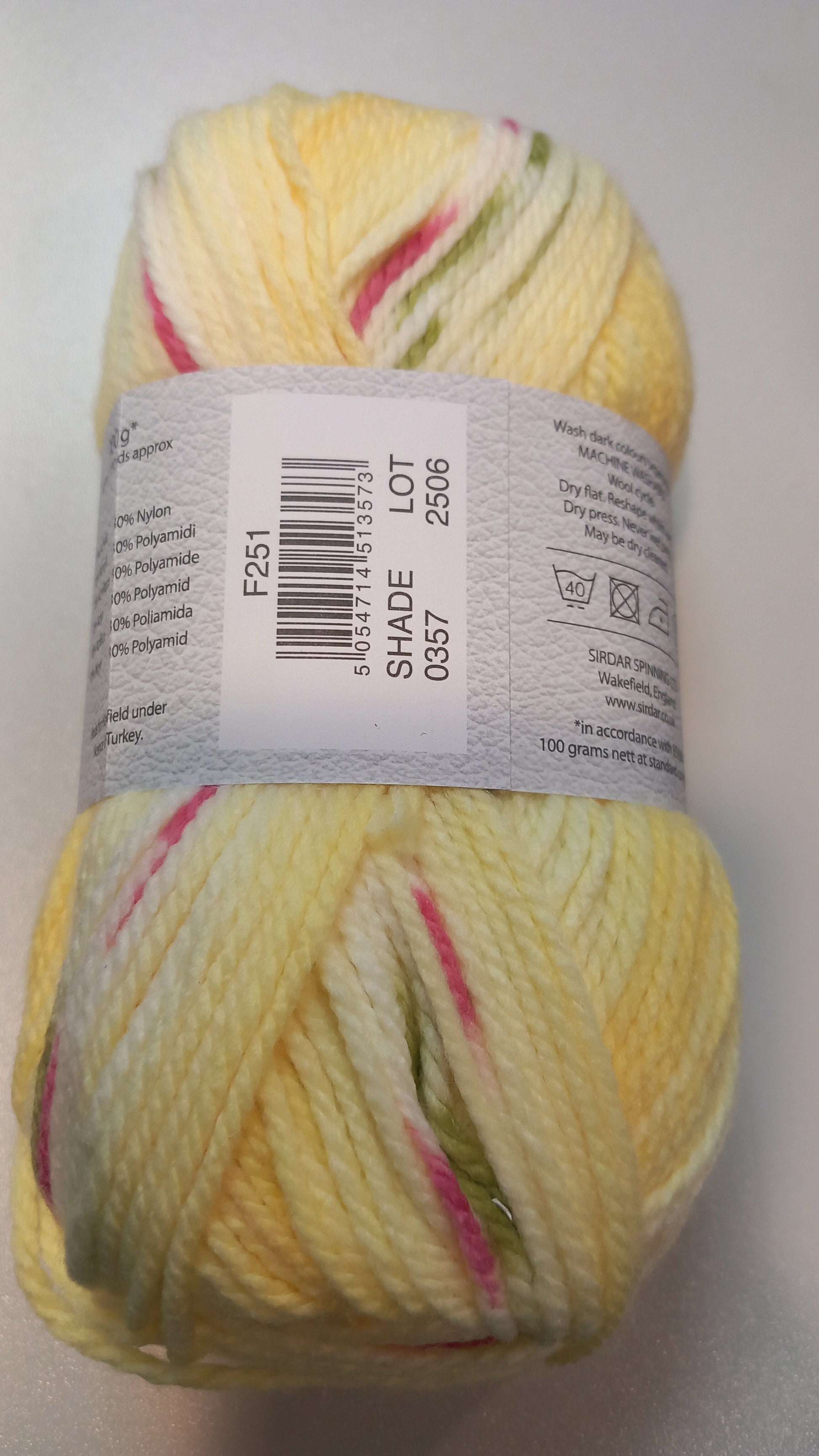 Knitting yarn in rose - texture detail